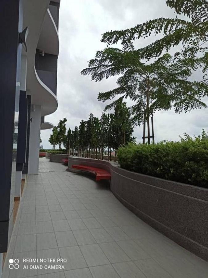 Zulanie Suite Troika Residence: Golden Triangle Oasis with Pool Kota Bharu Exterior photo