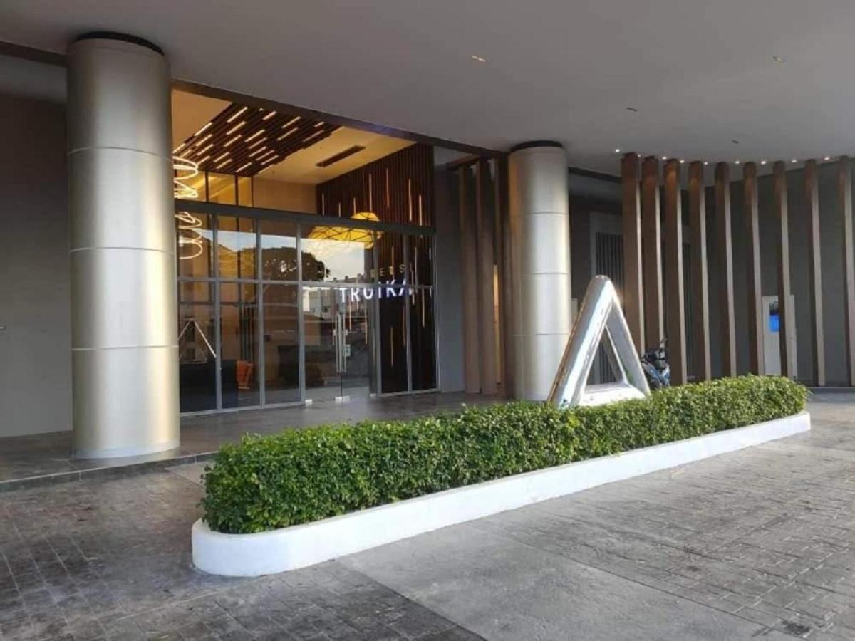 Zulanie Suite Troika Residence: Golden Triangle Oasis with Pool Kota Bharu Exterior photo