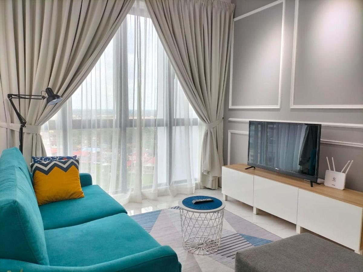 Zulanie Suite Troika Residence: Golden Triangle Oasis with Pool Kota Bharu Exterior photo