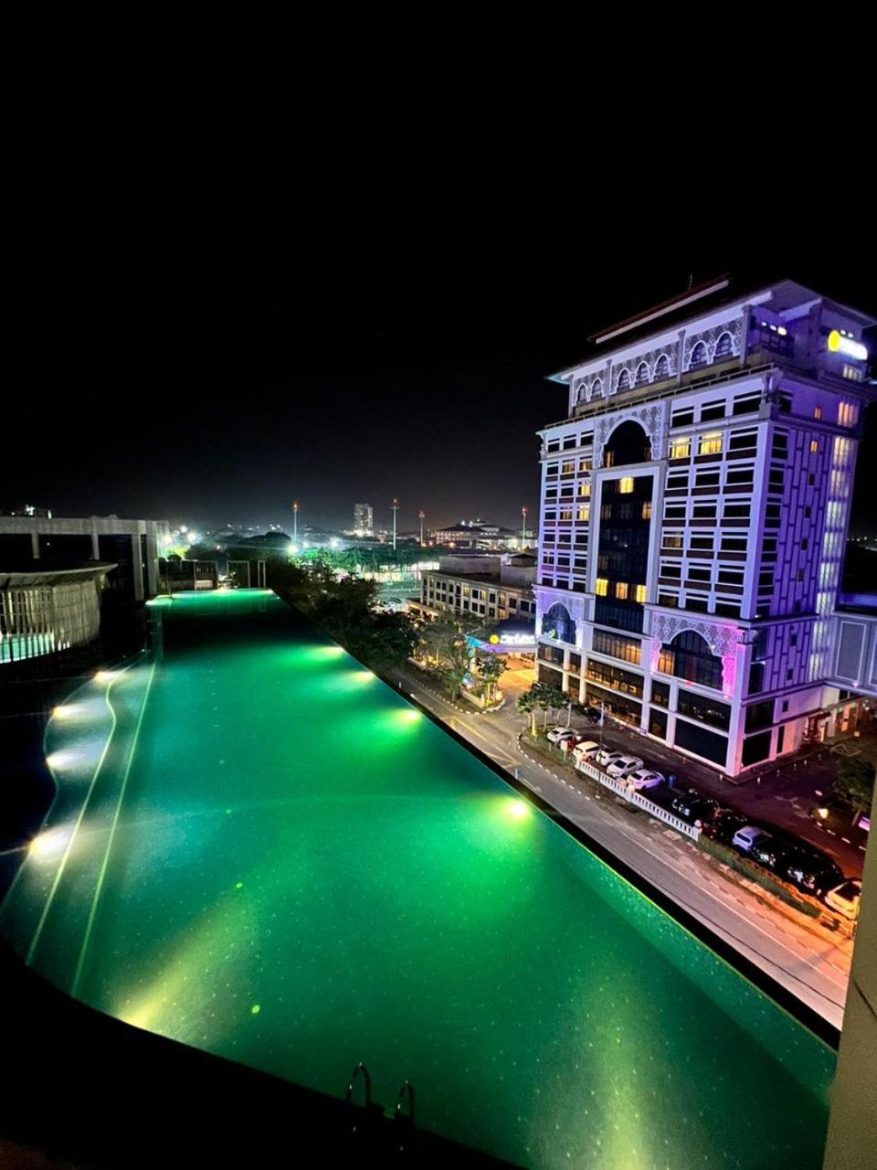 Zulanie Suite Troika Residence: Golden Triangle Oasis with Pool Kota Bharu Exterior photo