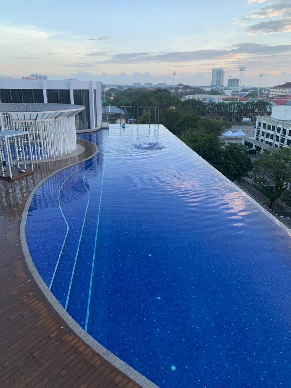 Zulanie Suite Troika Residence: Golden Triangle Oasis with Pool Kota Bharu Exterior photo