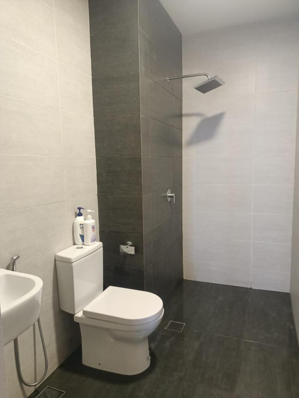 Zulanie Suite Troika Residence: Golden Triangle Oasis with Pool Kota Bharu Room photo