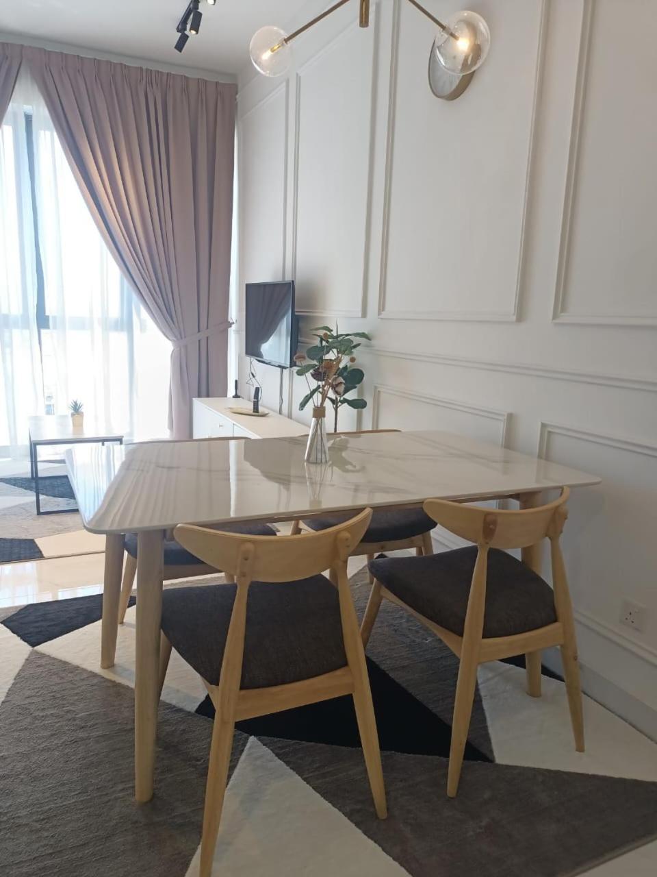 Zulanie Suite Troika Residence: Golden Triangle Oasis with Pool Kota Bharu Room photo